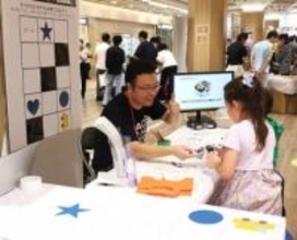 京都市中京区の商業施設でなぜ世界的研究者が解説を？難しい研究内容を自らの言葉で語るワケ