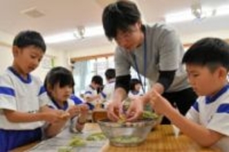 旬の野菜を五感で味わおう　児童が給食のエンドウマメでさやむき体験　京都府木津川市