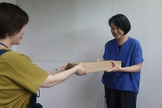 「日本史の本にも載っているすごい人」のひ孫、家中に眠る遺品を寄贈「研究に役立てて」