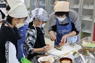 「にぎらないおにぎり」も、京都府北部で子ども料理教室　チーズやコーンで韓国風に