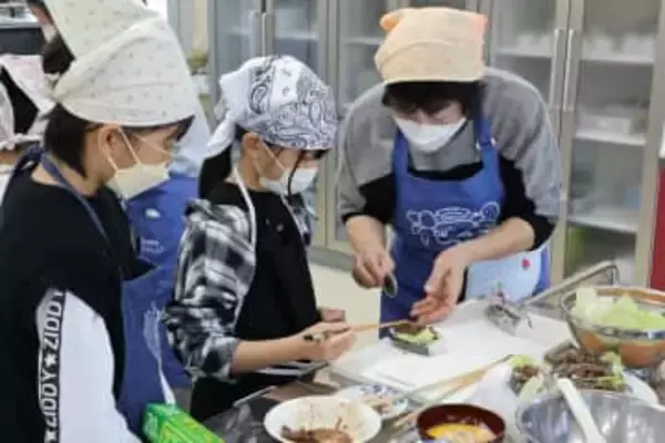 「にぎらないおにぎり」も、京都府北部で子ども料理教室　チーズやコーンで韓国風に