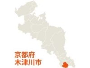 京都府南部で車が燃え、そばに性別不明の遺体　河川敷に黒煙