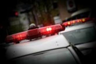 【速報】パトカー追跡の車が69歳女性の軽乗用車に接触、そのまま逃走　職務質問から逃げ、1.2キロ追う「必要な行為だった」