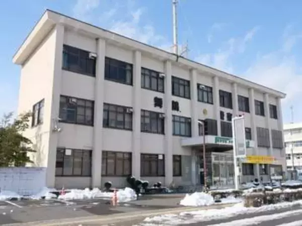 【速報】国道を走行中のトラックが自動車販売店に衝突、店舗に突っ込む　運転手は無事、けが人なし