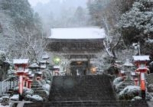 【速報】京都市で初雪、洛北エリアは雪化粧　鞍馬寺は幻想的な雪化粧