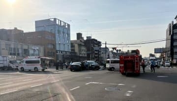 京都市中心部の交差点で車3台からむ多重事故　歩行者もはねられ、3人搬送