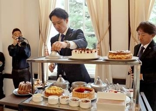 京都市左京区の「あの時計台」にあるレストランがリニューアル　「目の前で切り分ける」ライブ感