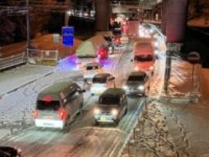 【速報】大雪の国道1号・逢坂山で立ち往生の車、ほぼ全てノーマルタイヤ　京都・大津市境、放置車両も