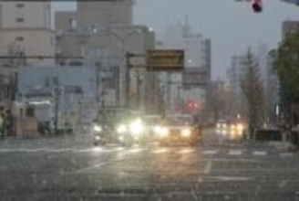 【速報】京都市で初雪、市街地も激しく雪が舞う
