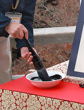 「熊野筆」使い揮毫　今年の漢字の「熊」、京都・清水寺で森清範貫主が揮毫