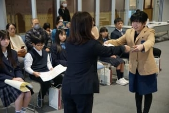 「転売ヤー」「スマホ依存」子どもたちが注目した社会問題は　京都新聞小・中学生新聞コンクール