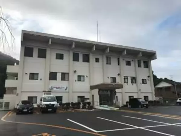 98歳男性、軽トラックで走行中に14メートル下の水路に転落して死亡　京都