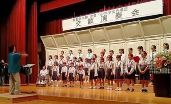 京都の子どもたちが美しいハーモニー響かせる　合唱団交歓演奏会、身ぶり交えてさわやかに歌う