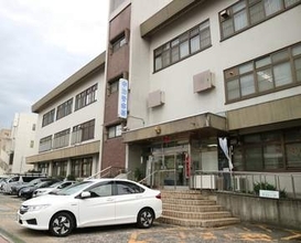【速報】トラックがビルに衝突、運転の男性は心肺停止　京都・宇治の中心部