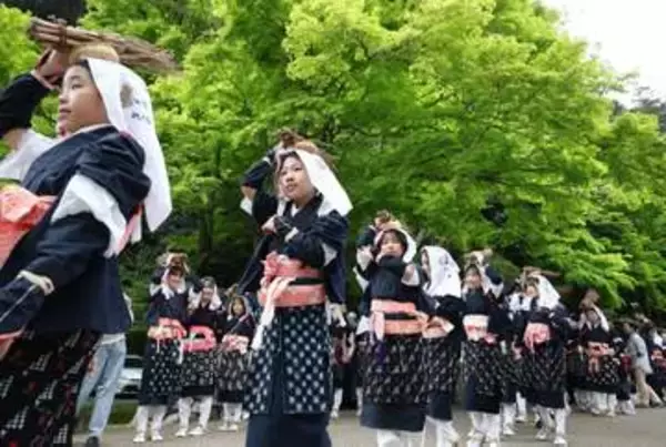 新緑まばゆい京都の奥座敷で「大原女」行列　かつて都でまきを販売、時代ごとの衣装で80人