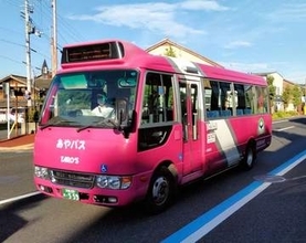 市が民間委託するバスが小学2年生の自転車に衝突、男児が負傷