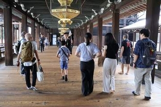 僧侶がガイド、「西本願寺」ツアーが20万人を集める人気に　1000回以上参加するリピーターも