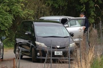 京都・南丹男児遺棄　逮捕の父、再び警察が同行捜査　遺体やスニーカー発見現場