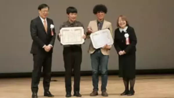 【速報】M-1王者「たくろう」が赤木裕さんの母校・京都産業大学を訪問　特注「KSD」パーカー贈られ