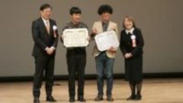 【速報】M-1王者「たくろう」が赤木裕さんの母校・京都産業大学を訪問　特注「KSD」パーカー贈られ