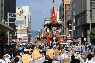 【速報】京都・祇園祭、前祭の山鉾巡行始まる　「エンヤラヤー」長刀鉾先頭に