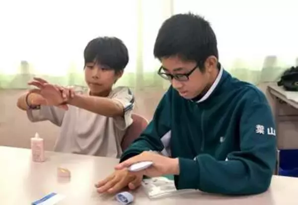 中学校で紫外線対策の出前授業「初めて教わった」生徒らが泡立てや日焼け止めの塗り方を練習