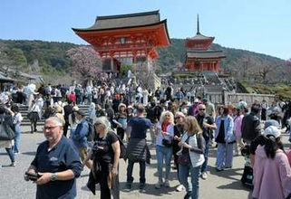 京都は「オーバーツーリズム」なのか？　専門家が語る「明確な共通指標ない」実態と対策とは