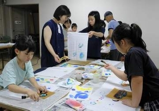 京都特産「丹後ちりめん」の製法を親子で学ぶ　生地の染色体験や絹原料の繭つくる蚕紹介も