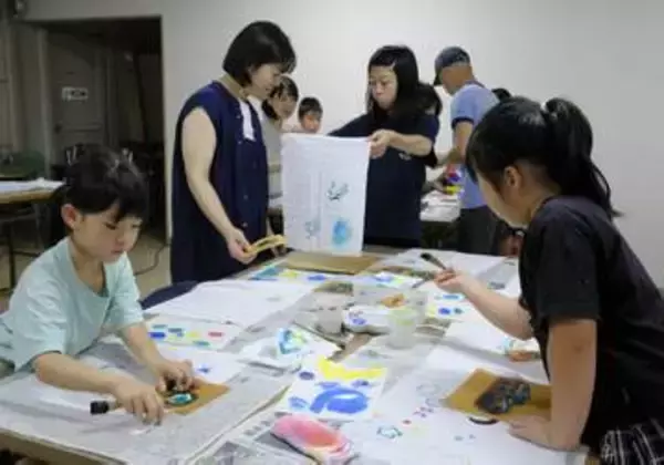 京都特産「丹後ちりめん」の製法を親子で学ぶ　生地の染色体験や絹原料の繭つくる蚕紹介も