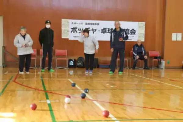 パラスポーツ「ボッチャ」で交流深める　駆け引き楽しんで仲間と喜ぶ「思ったより頭使う」