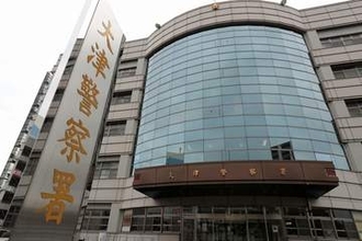 【速報】マンション横路上で頭から血を流した男性死亡　20歳代くらい、通行人が発見