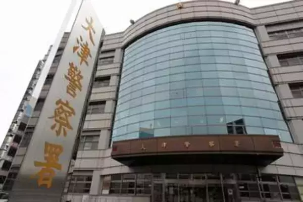 マンション横路上で頭から血を流した男性死亡　20歳代くらい、通行人が発見