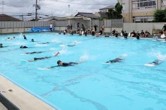 小中学校で検討するプール授業の校外実施「プロの指導で泳げるようになった」