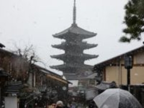 【大雪】京都・八坂の塔も雪と共演　国内外の観光客、足止めてウットリ【速報】
