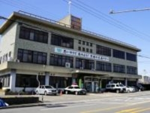 【速報】ノーヘル2人乗りミニバイクが信号無視、パトカーが追跡のため転回した直後に転倒　17歳男子高校生が顔にけが