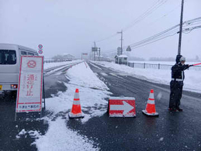 大型トラックなど3台相次ぎ脱輪、国道が一時通行止め　現場付近は積雪40センチ超、滋賀