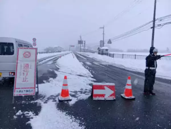 大型トラックなど3台相次ぎ脱輪、国道が一時通行止め　現場付近は積雪40センチ超、滋賀