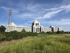 大阪と京都の境目に巨大建造物「国会議事堂そっくりさん」　誰が何のために？外観も大きさもほぼ一緒