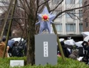 今年の「折田先生像」はポケモンのキャラクター　「スターミー」にふんして京都大の受験生にエール