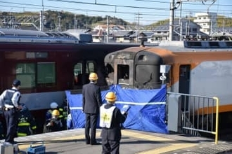 【速報】近鉄京都線で特急と衝突した車が炎上　車の1人が死亡、運転手か