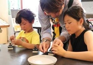 滋賀県近江八幡市でレゴのイベント　お笑い芸人まっこんさんの指導で安土城「築城」