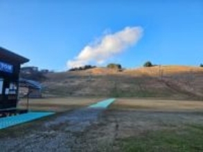 近畿地方「日帰り圏内」のスキー場、雪不足でオープン延期相次ぐ　高温で人工降雪機も使えず