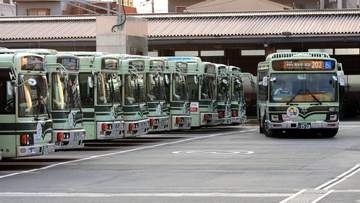 【速報】左折中の市バスが15歳の男子高校生を巻き込む事故　左足骨折の疑いで搬送　京都
