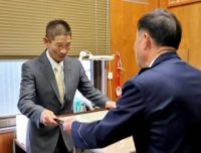 女性が突然海に飛び込み、続いて男性が→2人を救助した釣り人に感謝状「目がじわっとした」