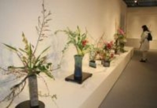 「全体が明るくなるように」信楽焼の器でいけばな展　滋賀県南部で趣向を凝らし、華やかに彩り