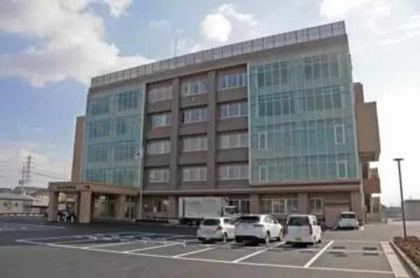 【速報】車が対向車線を越え、コンクリート壁に衝突　運転の男性が死亡、同乗の女性も意識不明