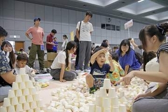 京都市左京区で「子育て応援イベント」　「ハイハイレース」や「巨大プラレール」親子ら楽しむ