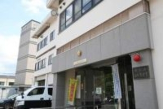 【速報】店舗駐車場から国道へ出てきた軽乗用車と衝突、ミニバイクの25歳会社員男性が死亡　京都