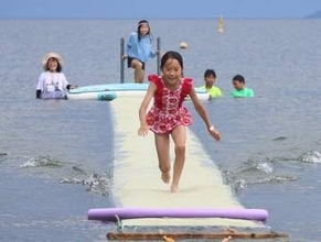 琵琶湖に浮かべた25メートルのゴザを走り抜ける！子どもが有利な競技とは　大津市
