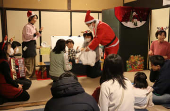 京都の町家にサンタがやってきた　プレゼントに子どもたち大喜び